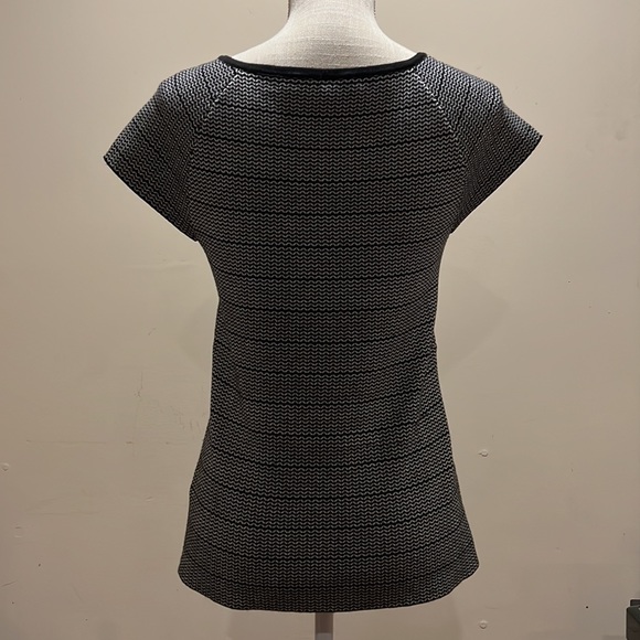 Cable & Gauge Women’s Knit Top Black/White SS V Neck Striped Stretch Size: M - Picture 3 of 5